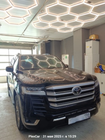 zamena-lobovogo-stekla-toyota-land-cruiser-300-plexcar-avtostyokla