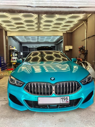 Okleyka-BMW-8-Series-G15-vinilovoy-plenkoy-s-zamenoy-tsveta-v-Sankt-Peterburge