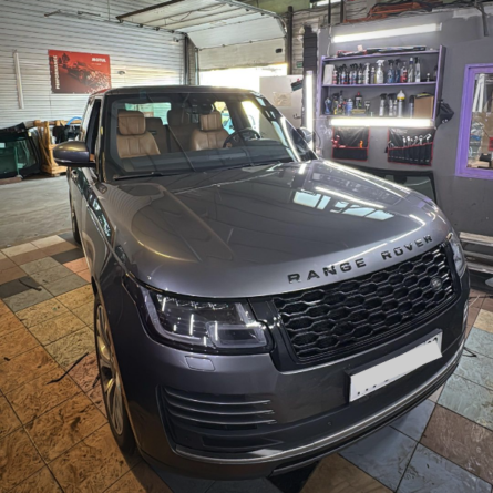 zamena-lobovogo-stekla-range-rover.png
