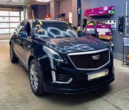 Замена лобового стекла Cadillac XT5 2016 с датчиком дождя и камерой Fuyao в СПб под ключ 24400 рублей