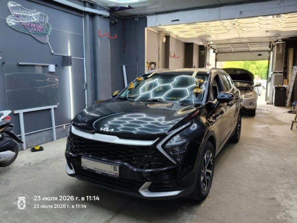 Замена лобового стекла Kia Sportage V под ключ, стекло Fuyao с обогревом и датчиками