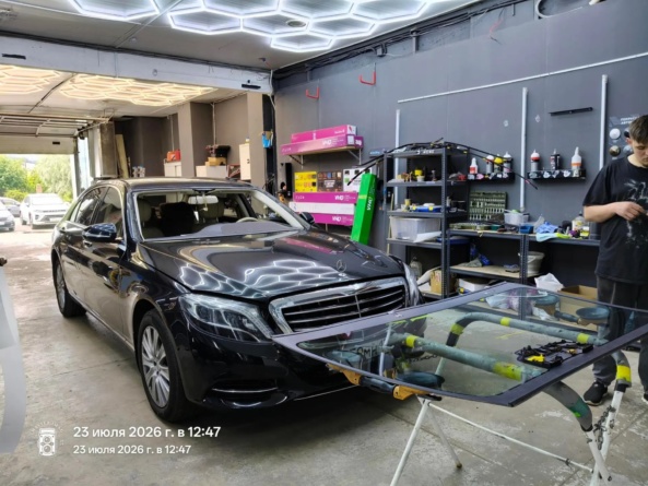 замена лобового стекла Mercedes W222 под ключ в PlexCar СПб, стекло с камерами и обогревом