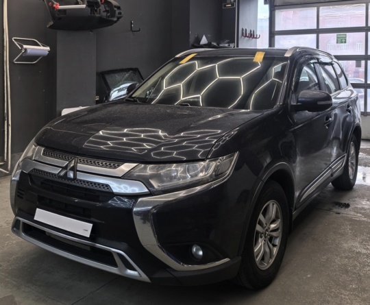 Замена лобового стекла Mitsubishi Outlander с подогревом и датчиком дождя с 2012 по 2020 год под ключ 32200 рублей