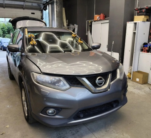 Замена лобового стекла Nissan X-Trail T32 Fuyao с датчиком дождя и обогревом 2013-2018 под ключ 30700 рублей