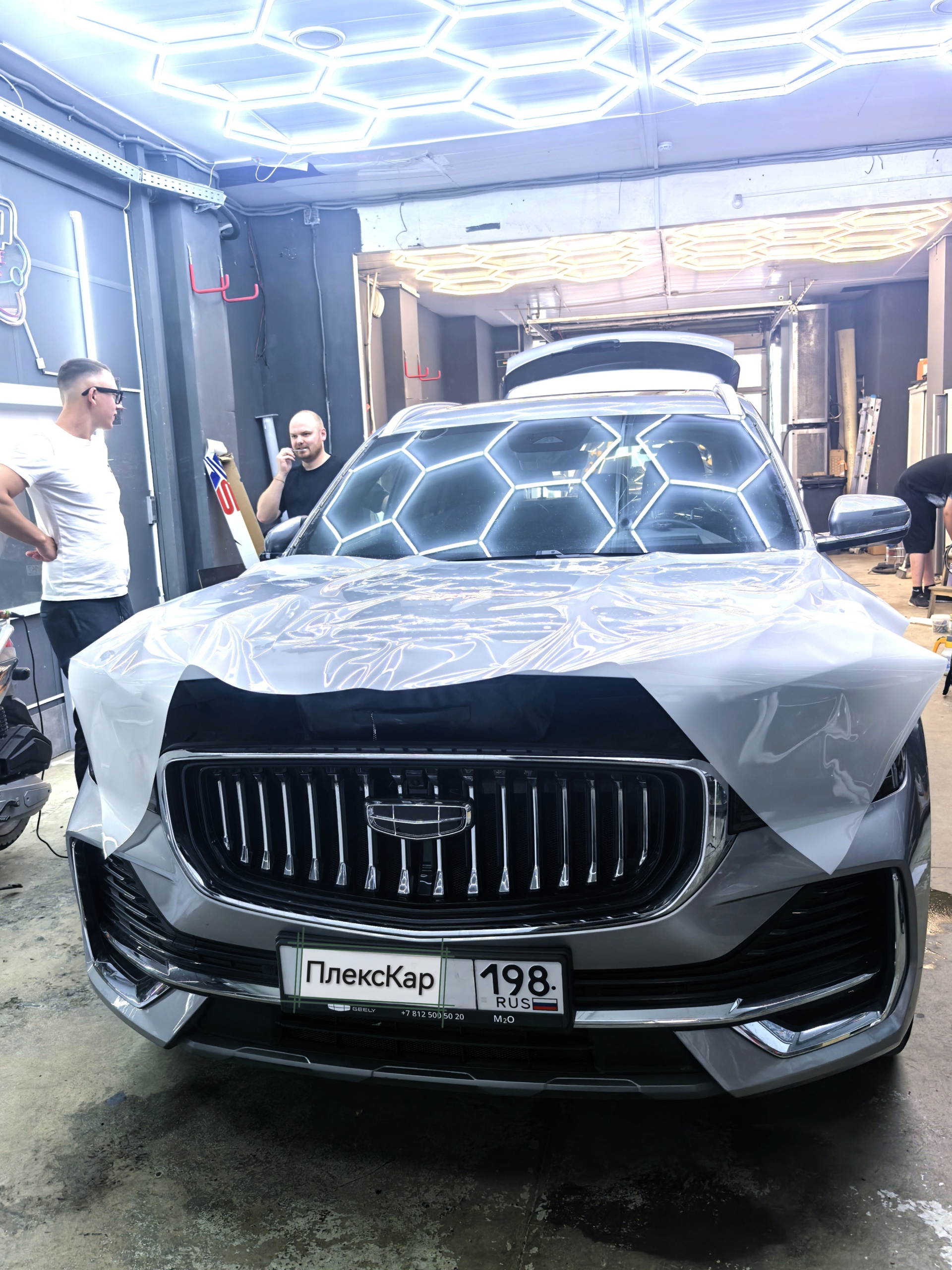 Подготовка к оклейке капота Geely Monjaro 2025