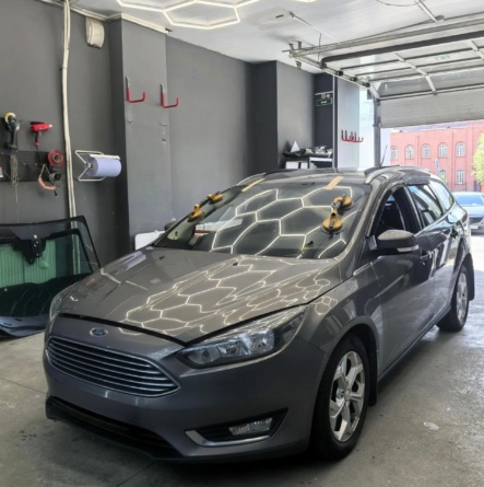Замена лобового стекла Ford Focus III в ПлексКар