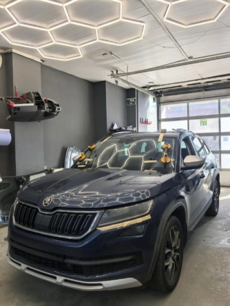 Замена лобового стекла SKODA KODIAQ с обогревом и датчиком дождя — подбор по VIN, установка под ключ