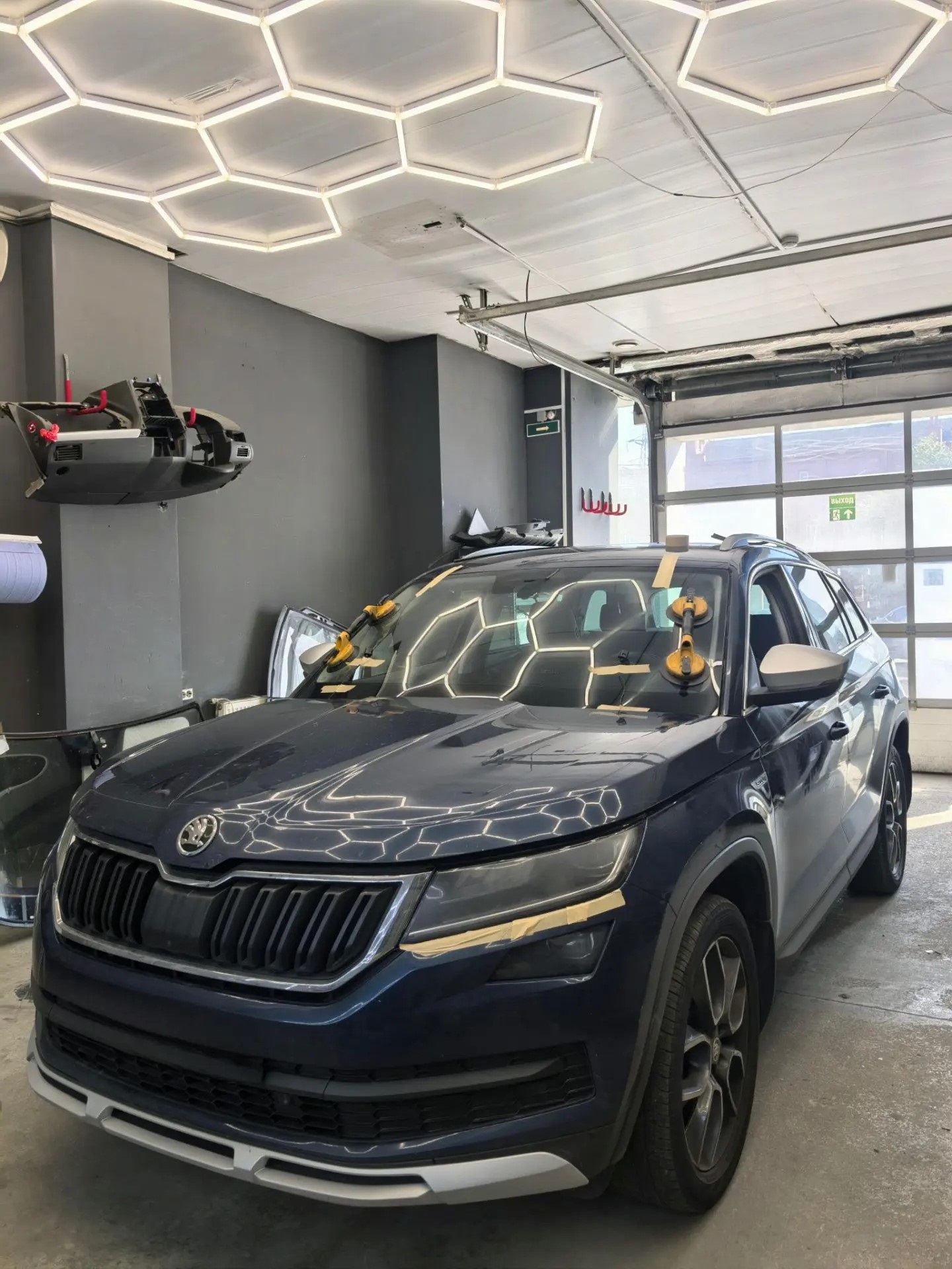 Замена лобового стекла SKODA KODIAQ с обогревом и датчиком дождя — подбор по VIN, установка под ключ
