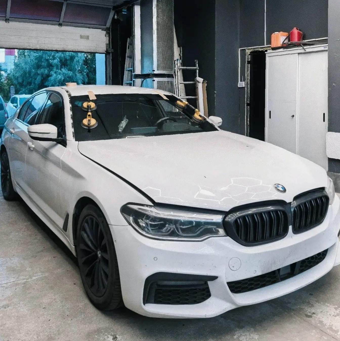 Замена лобового стекла BMW 5 SERIES G30/G31 2017