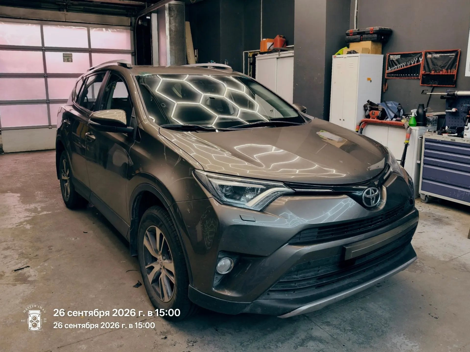 Замена лобового стекла TOYOTA RAV 4 с полным обогревом и датчиком дождя